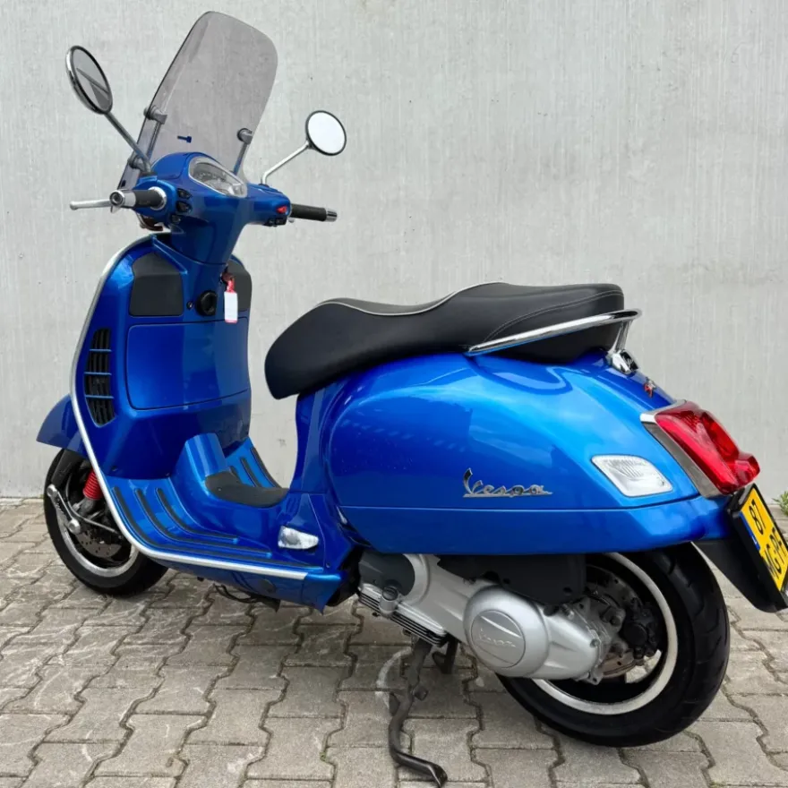 SOLD BTW-voertuig Vespa GTS300 blauw 87-MG-PF