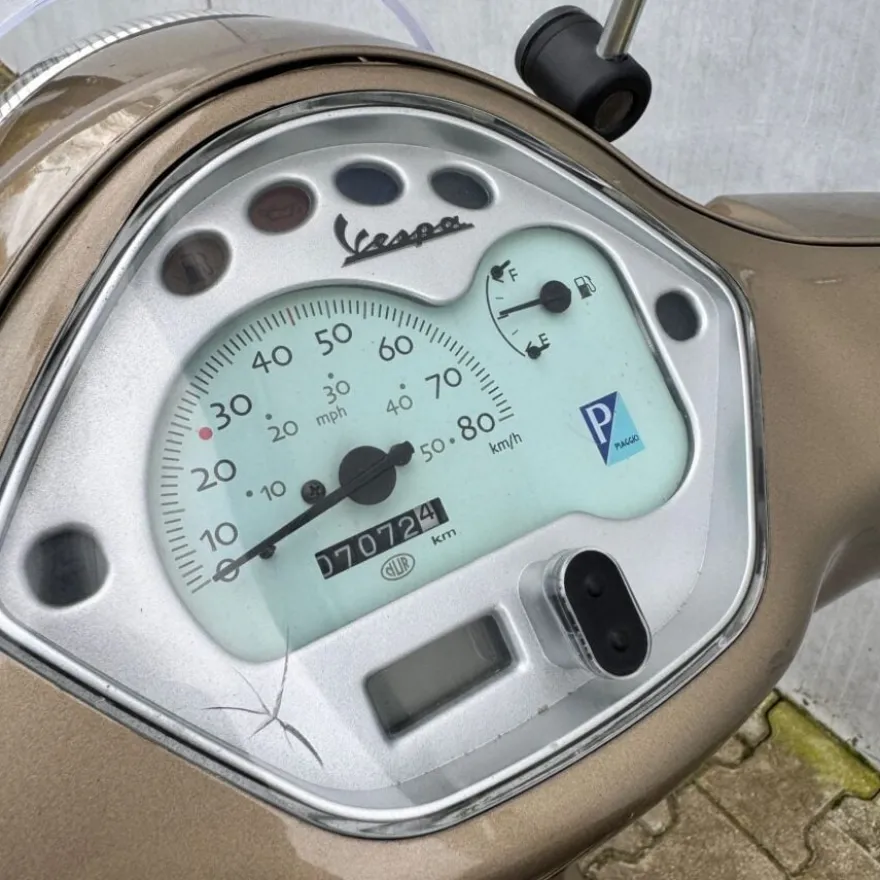 SOLD Vespa LX 50 F-180-GT