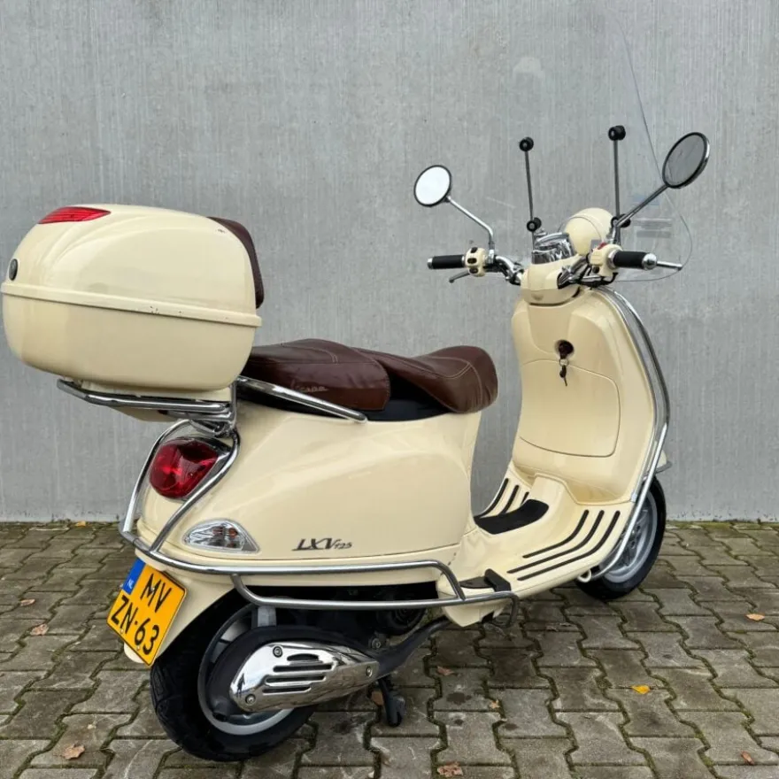 SOLD Vespa LXV 125 MV-ZN-63