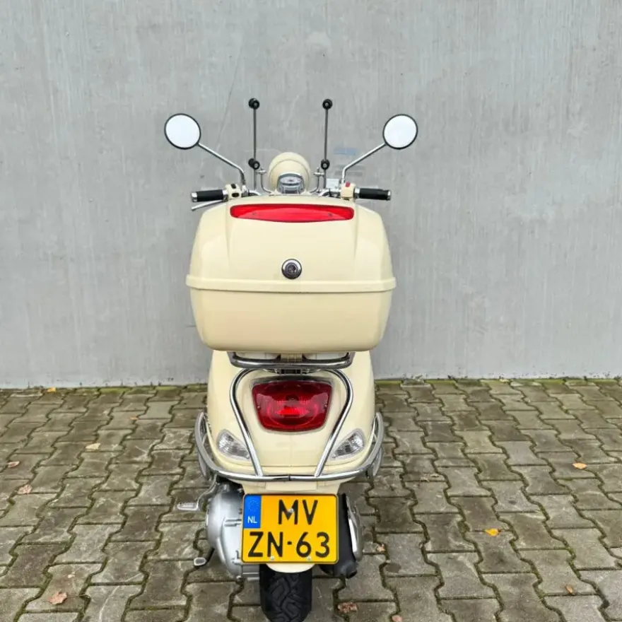 SOLD Vespa LXV 125 MV-ZN-63