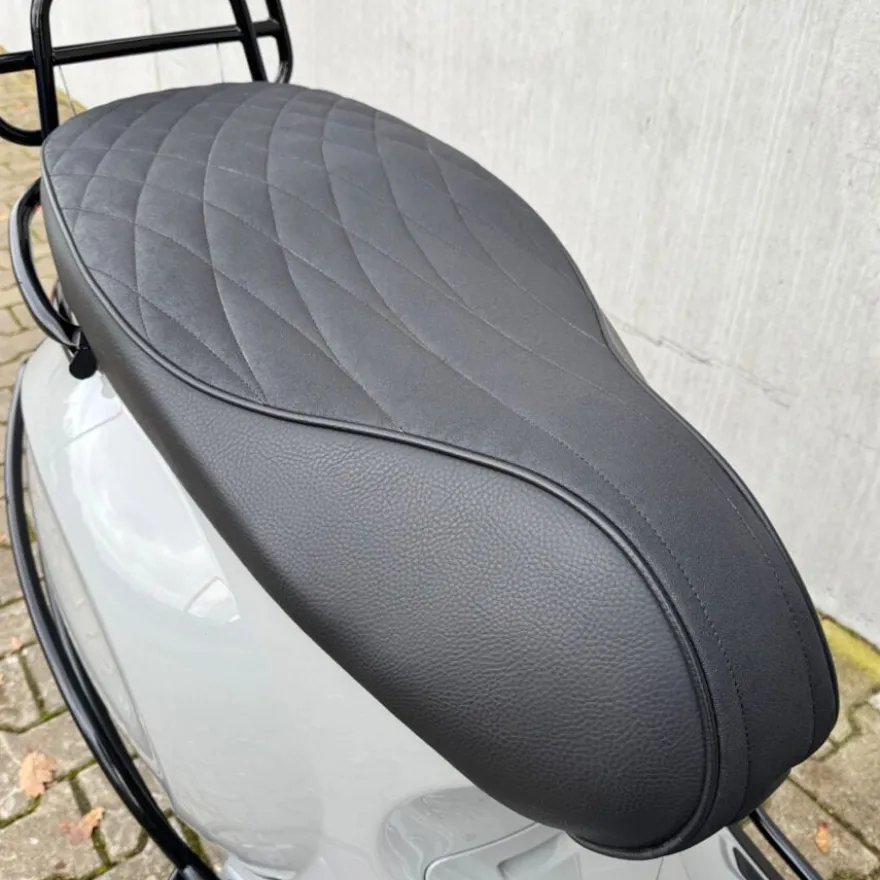 SOLD Vespa Primavera Custom Chalk Grey/Krijt Grijs FFD-52-F