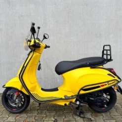 SOLD Vespa Sprint Sport Mat Geel DRS-60-F