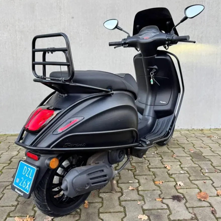 SOLD Vespa Sprint Sport Mat Zwart DZL-26-X