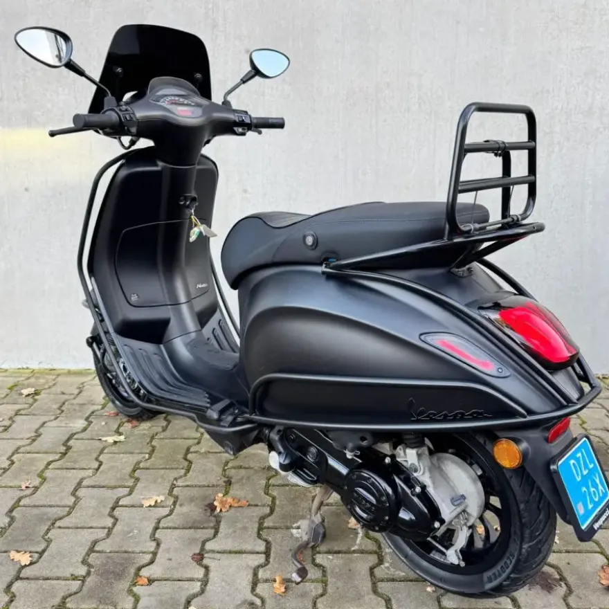 SOLD Vespa Sprint Sport Mat Zwart DZL-26-X