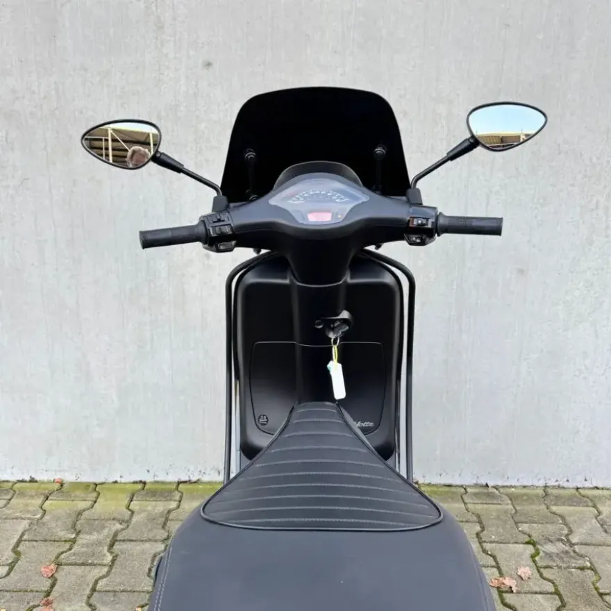 SOLD Vespa Sprint Sport Mat Zwart DZL-26-X