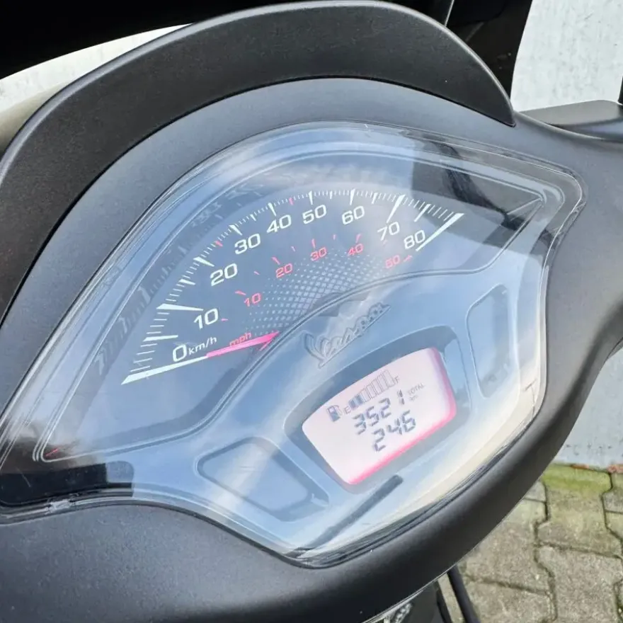 SOLD Vespa Sprint Sport Mat Zwart DZL-26-X