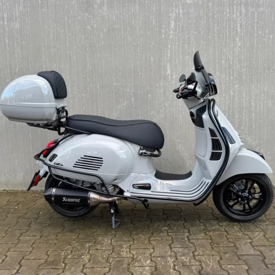 Vespa GTS310 Custom Chalk Grey Akrapovic 2026