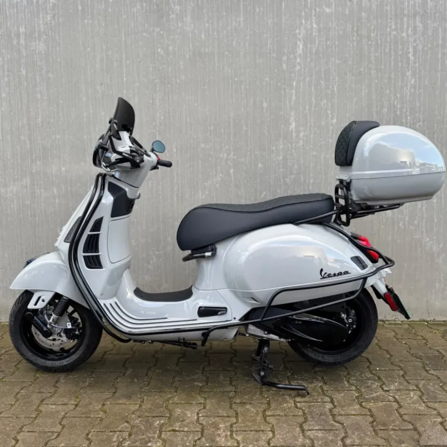 Vespa GTS310 Custom Chalk Grey Akrapovic 2026