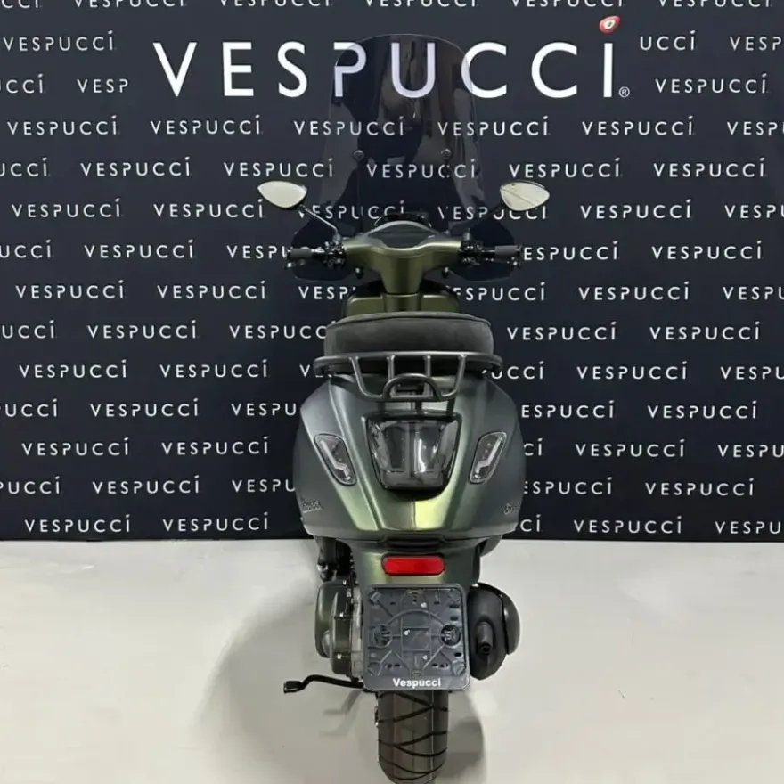 Vespa Sprint – Green to Gold
