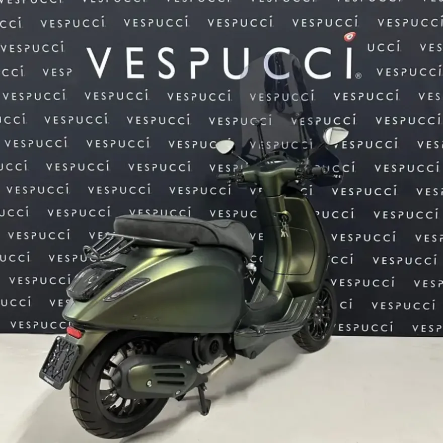 Vespa Sprint – Green to Gold