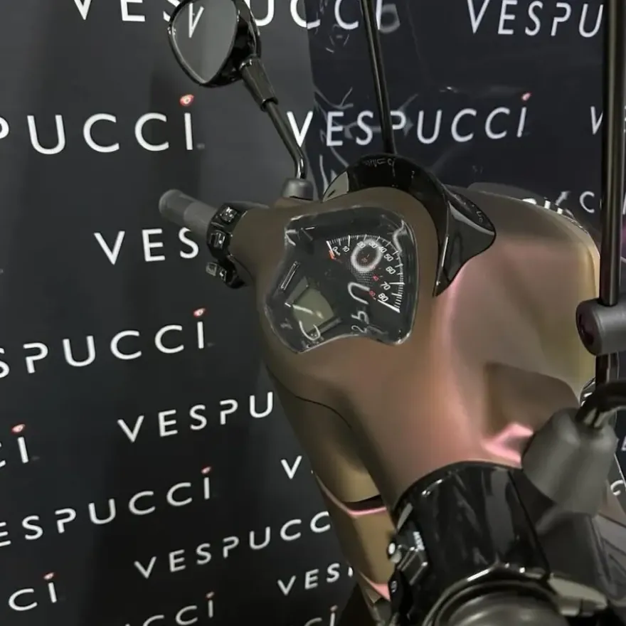 Vespa Sprint – Red to Gold