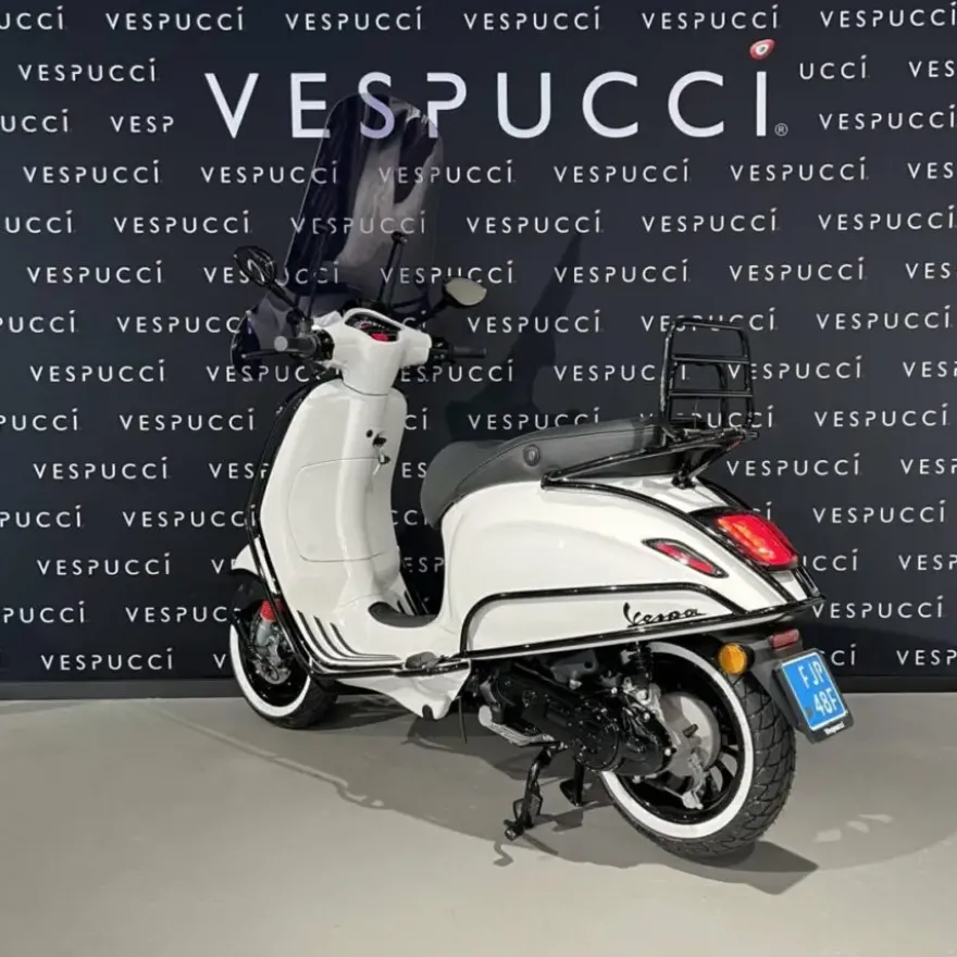 Vespa Sprint – White x black
